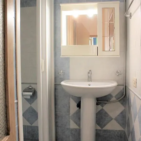 Adelfes Apartment